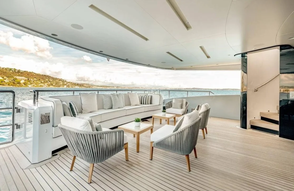 An image of Medially yacht