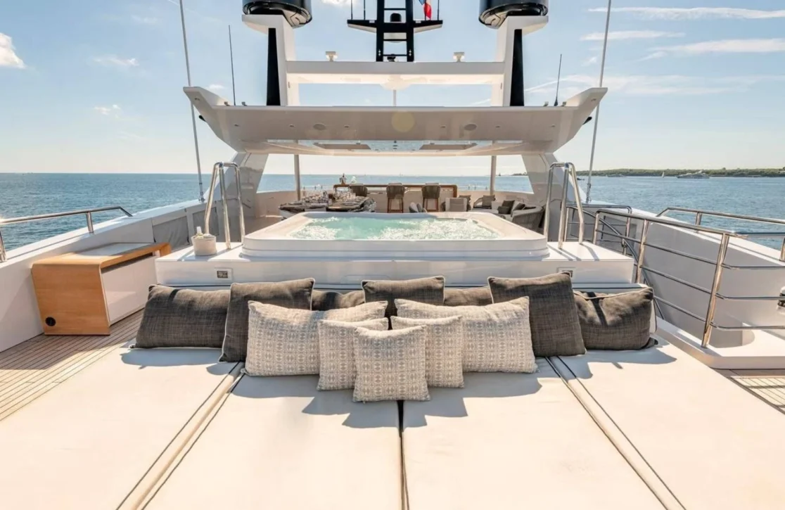 An image of Medially yacht