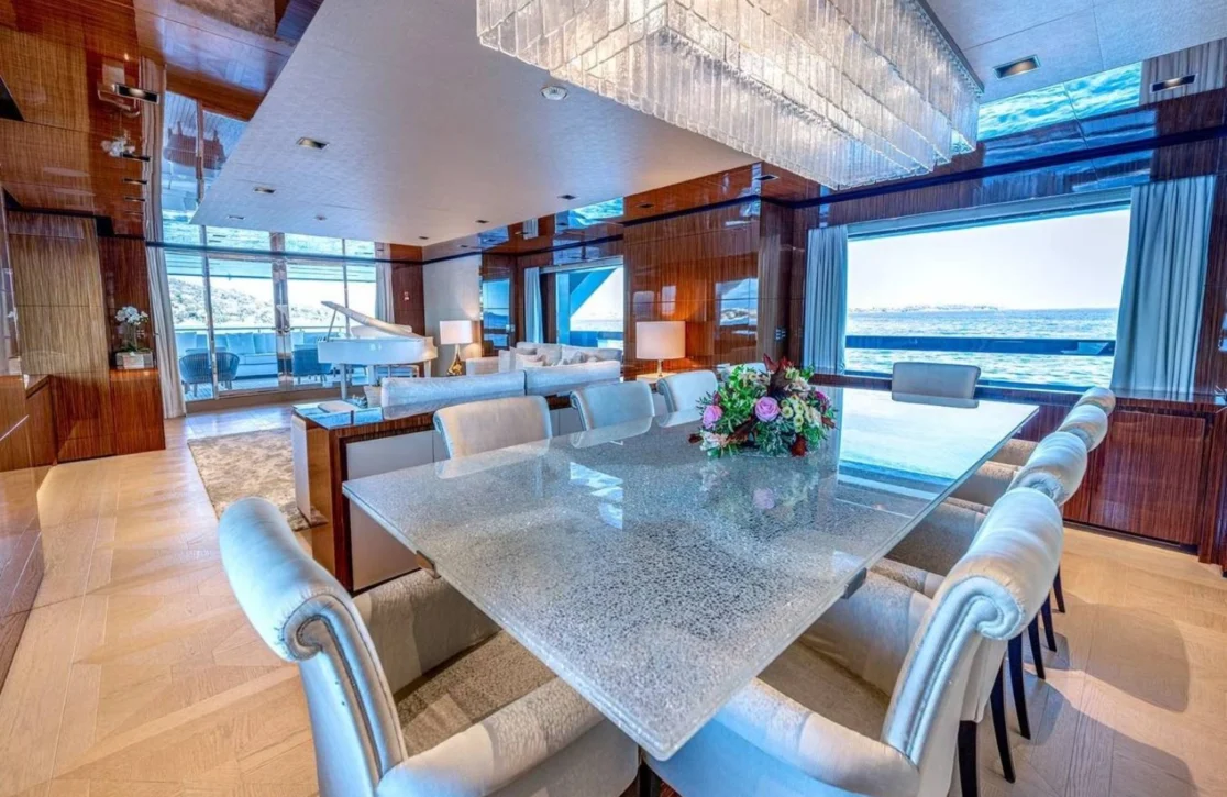 An image of Medially yacht