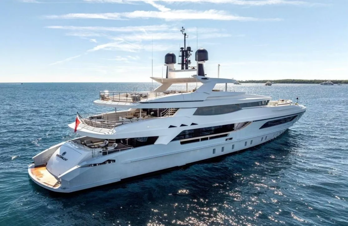 An image of Medially yacht