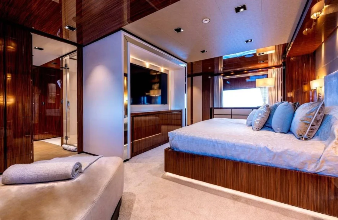 An image of Medially yacht
