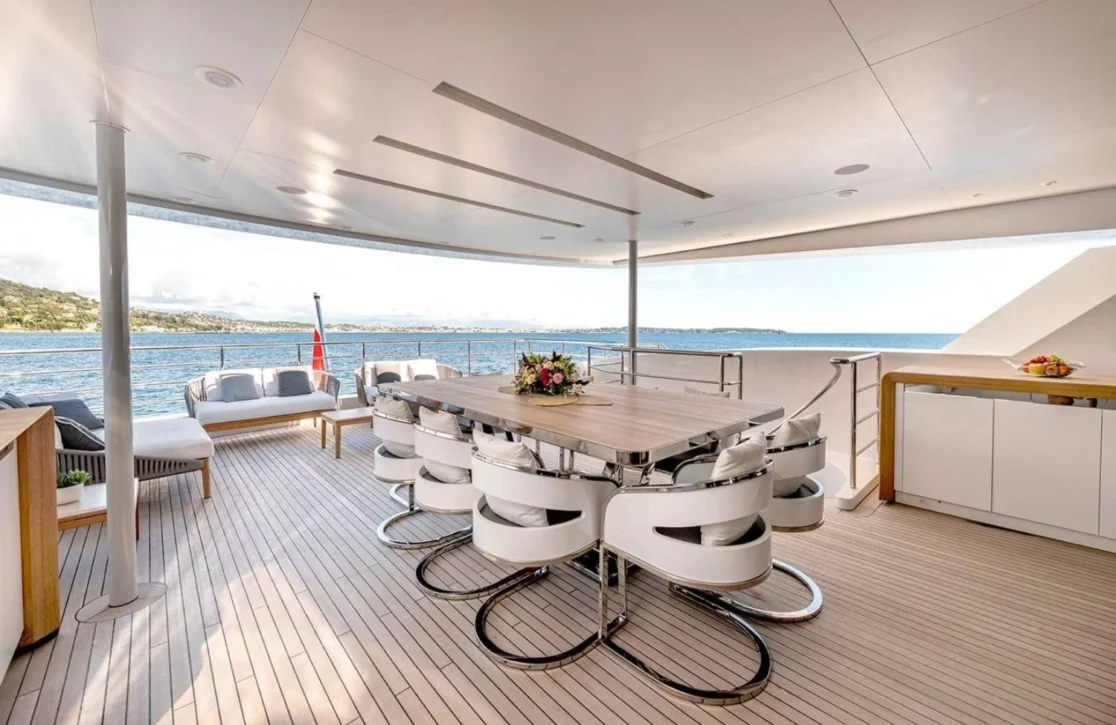 An image of Medially yacht