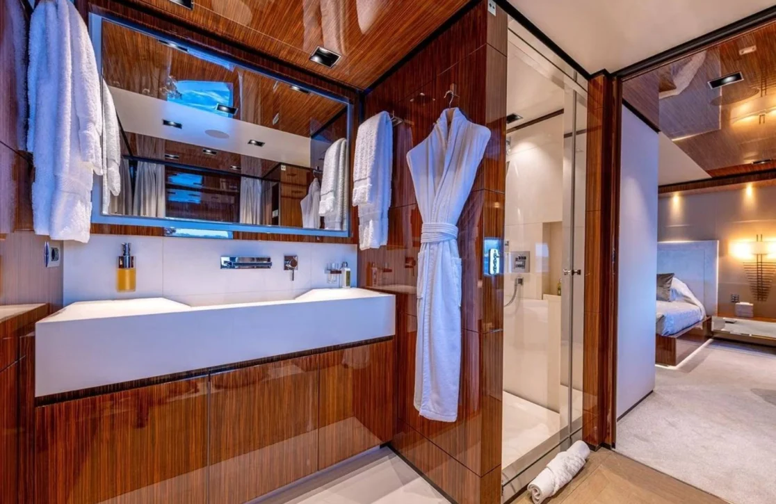 An image of Medially yacht
