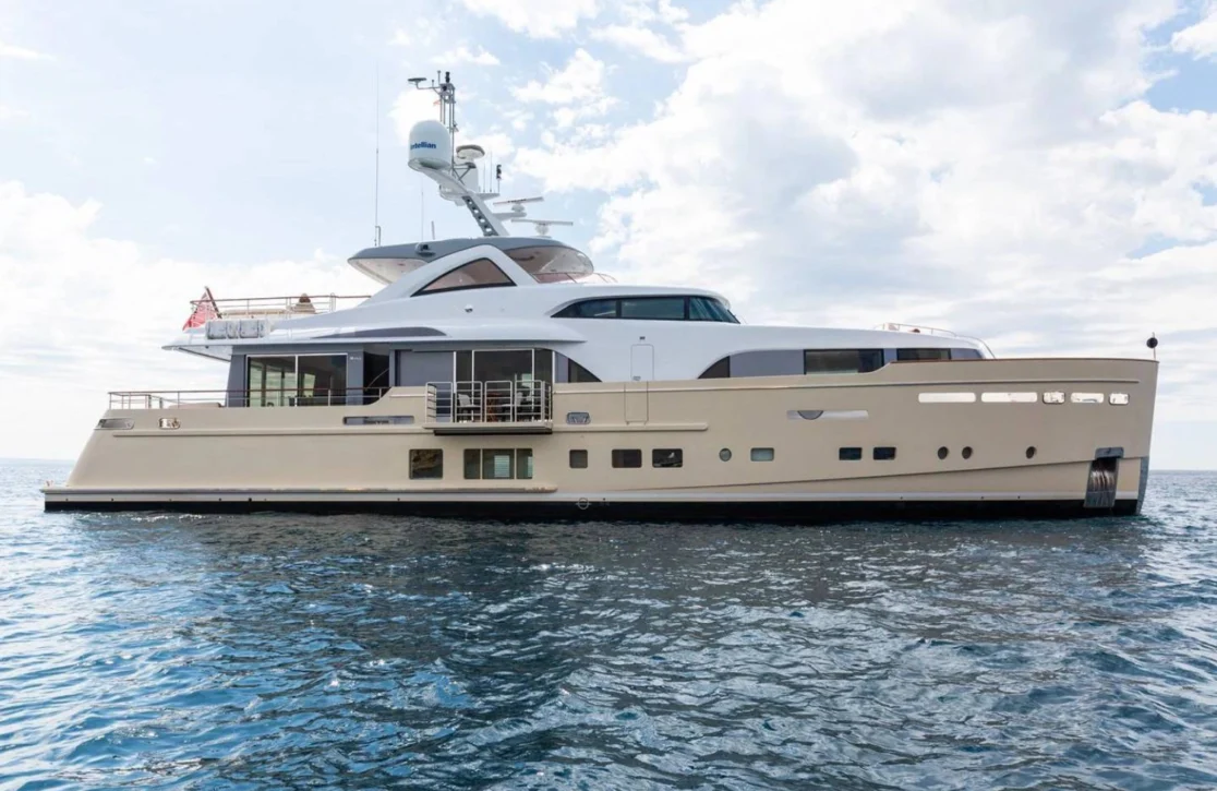 An image of Solis yacht