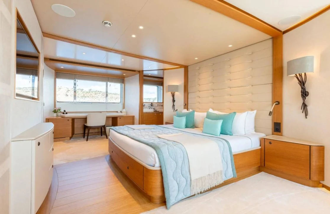 An image of Solis yacht
