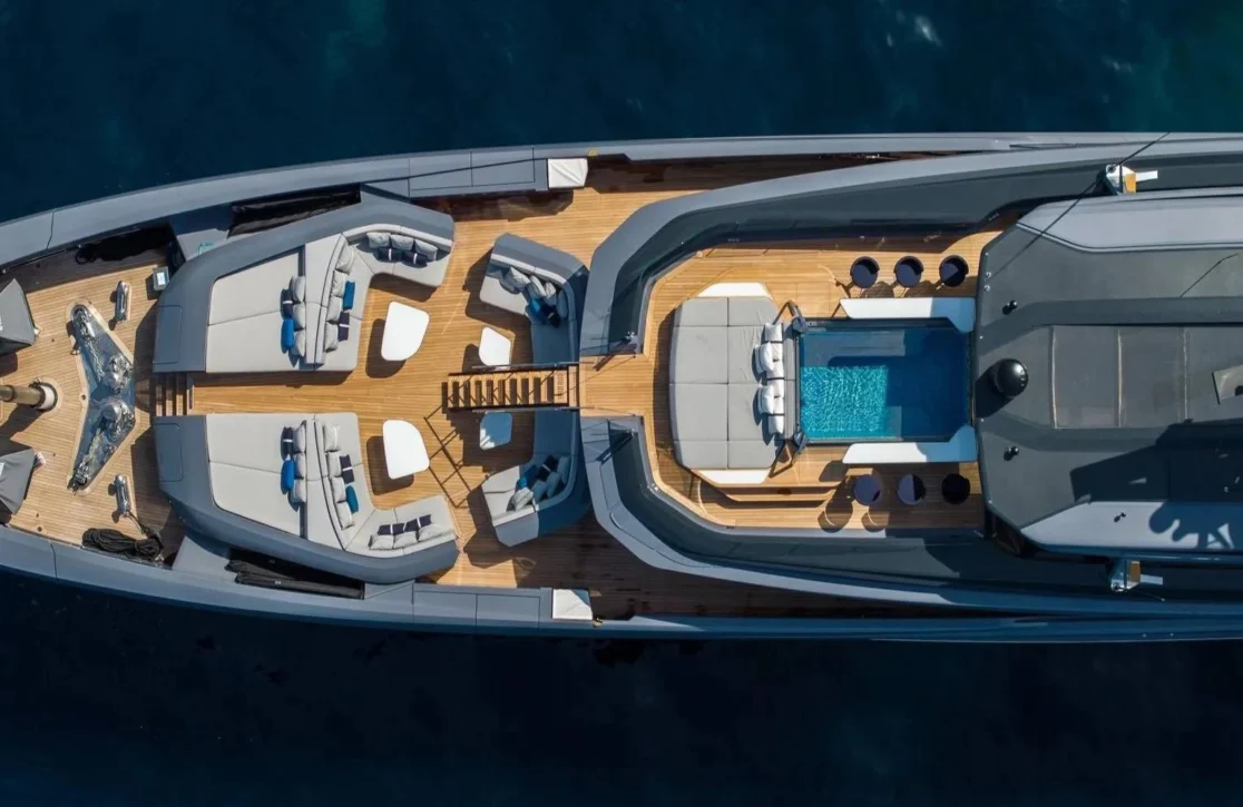 An image of Akula yacht