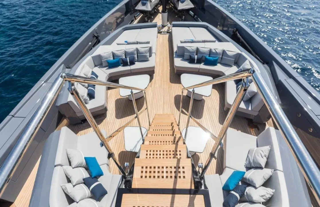 An image of Akula yacht