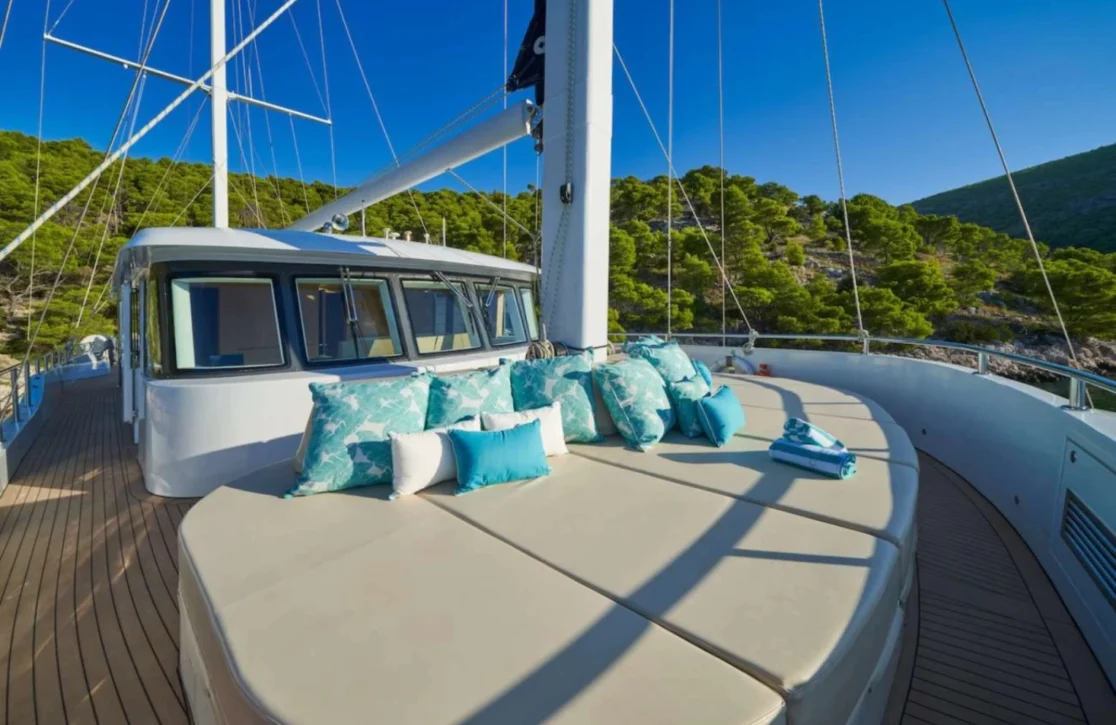 An image of Omnia yacht