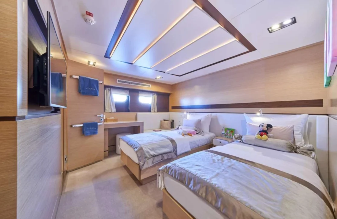 An image of Omnia yacht