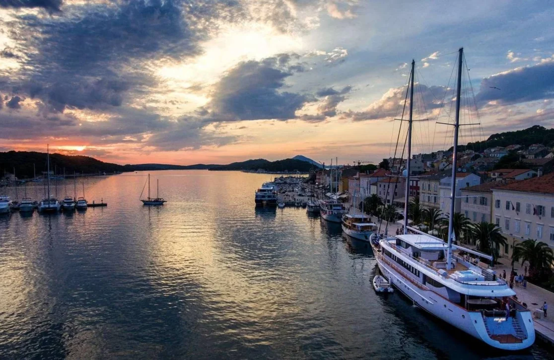 An image of Omnia yacht