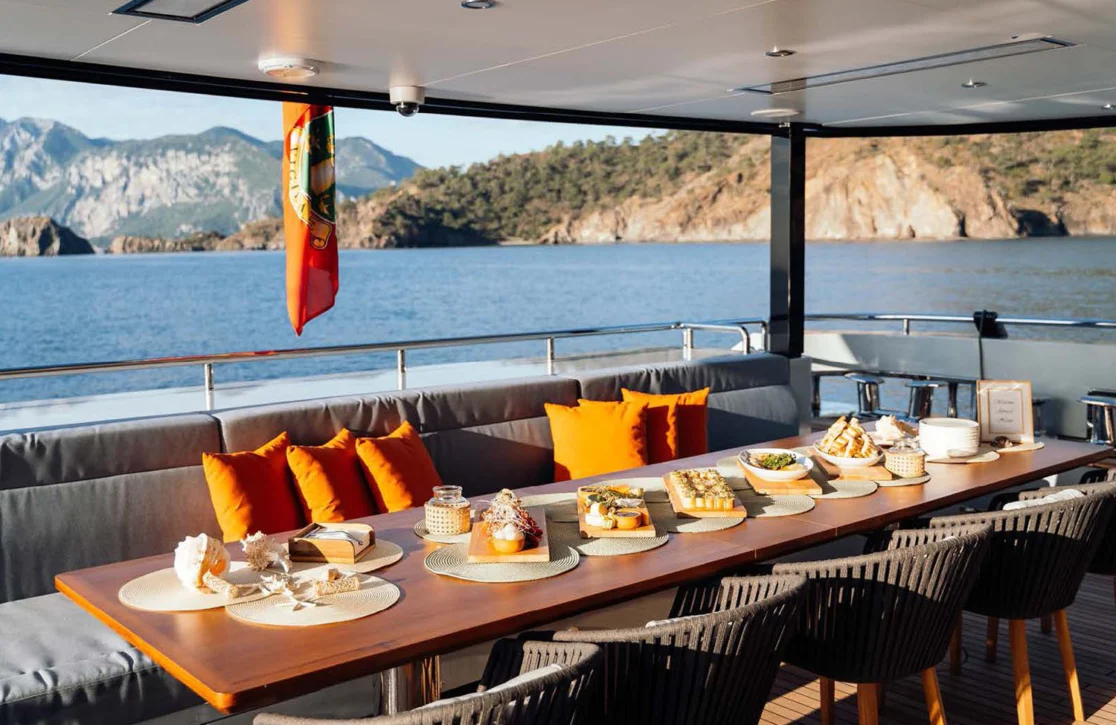 An image of Heeus yacht