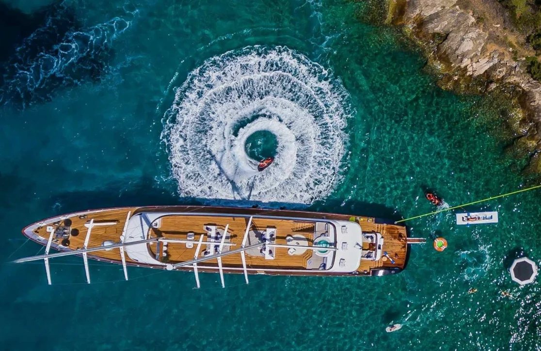 An image of Clase Azul yacht