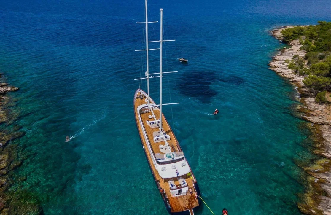 An image of Clase Azul yacht
