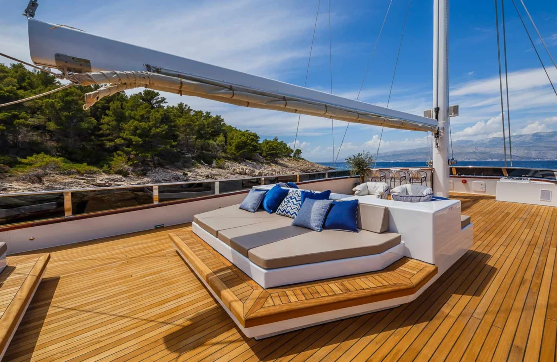 An image of Clase Azul yacht