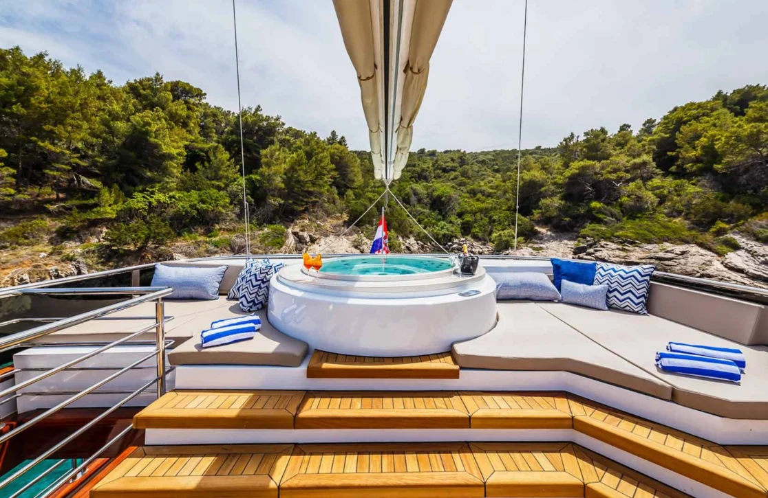 An image of Clase Azul yacht