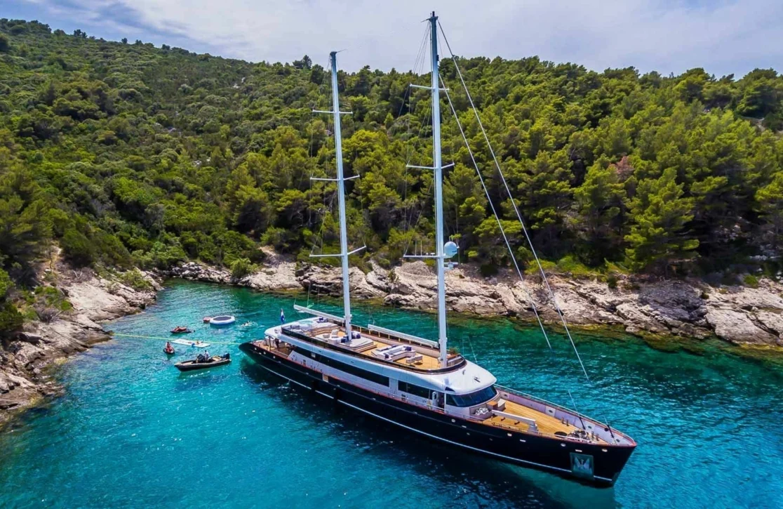An image of Clase Azul yacht
