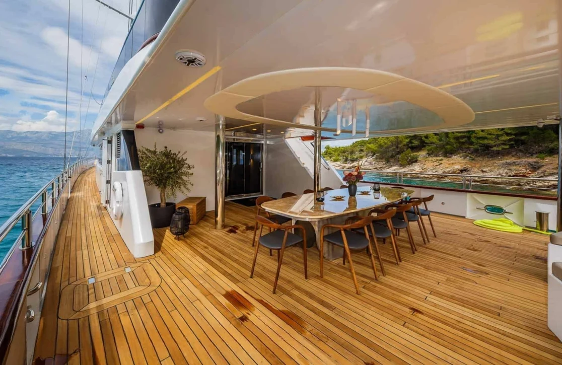 An image of Clase Azul yacht