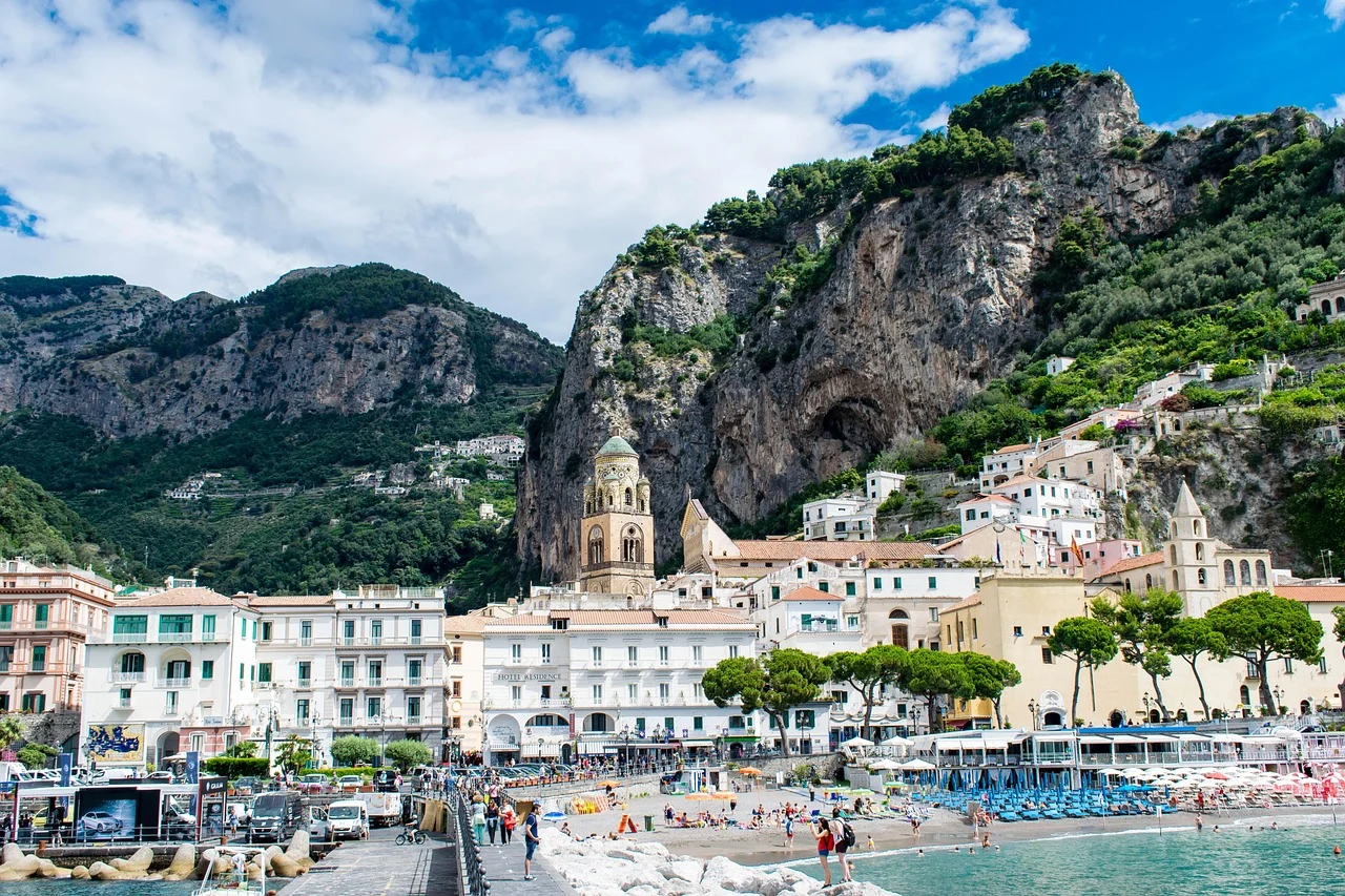 rocky outcrops with coastal views at amalfi coast