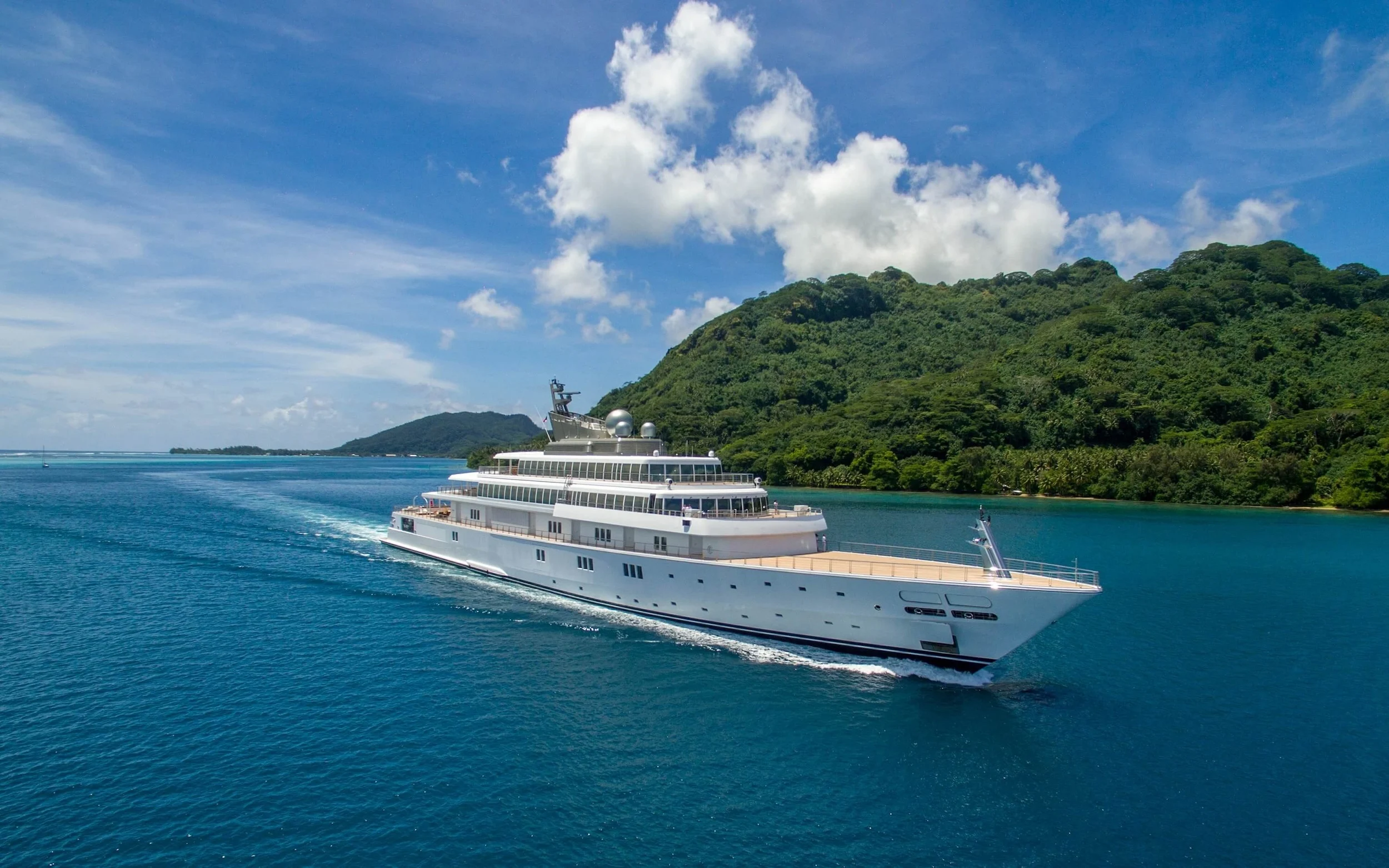 Aerial of Rising Sun super yacht
