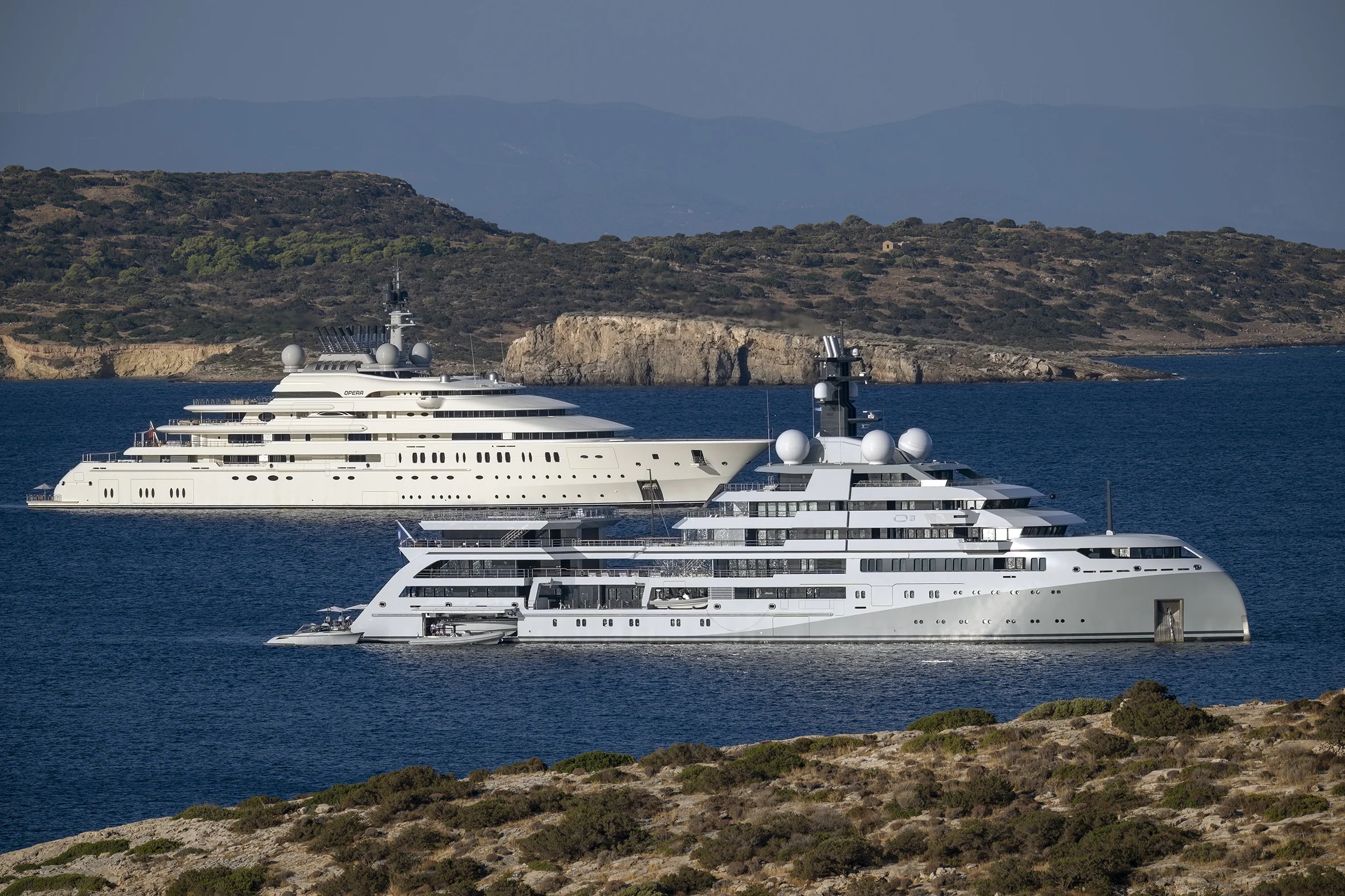 yacht 'O3' and Yacht Opera on the back