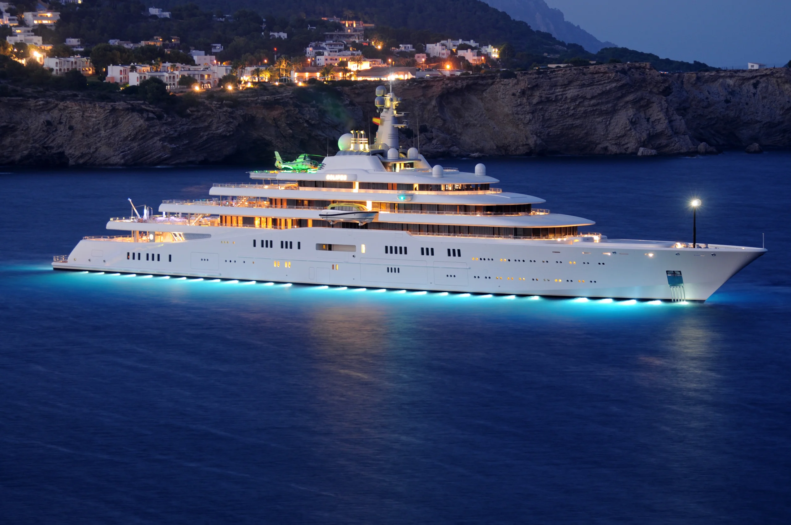 Yacht Charter vs. Luxury Resort: Which Costs More for a Weeklong Vacation?